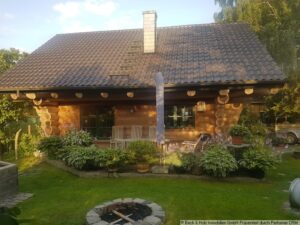 Holzstammhaus mit Terrasse