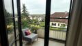 Blick zum Balkon - Wohnzimmer, Modern - (KI generiert)