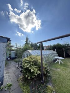 Garten mit Gewächshaus