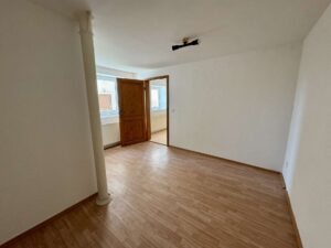 Schlafzimmer mit Blick zum Wohnzimmer