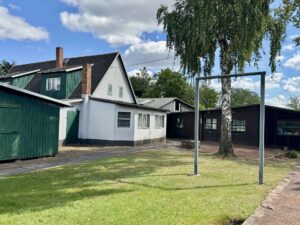 Blick zur Werkstatt und Nebenhaus