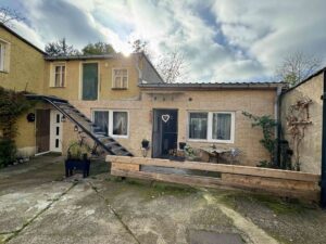 Hintergebäude mit Wohnung