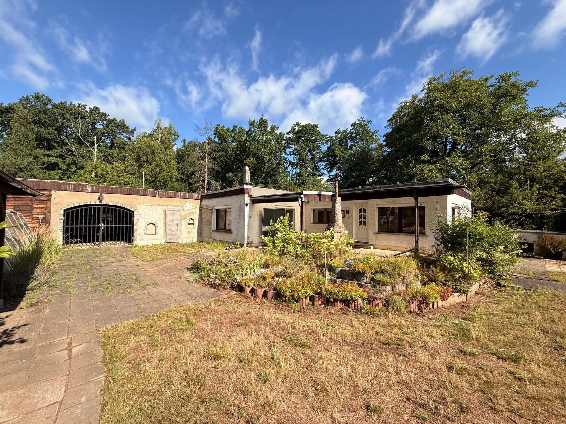Bungalow mit Werkstattgebäude/Garage