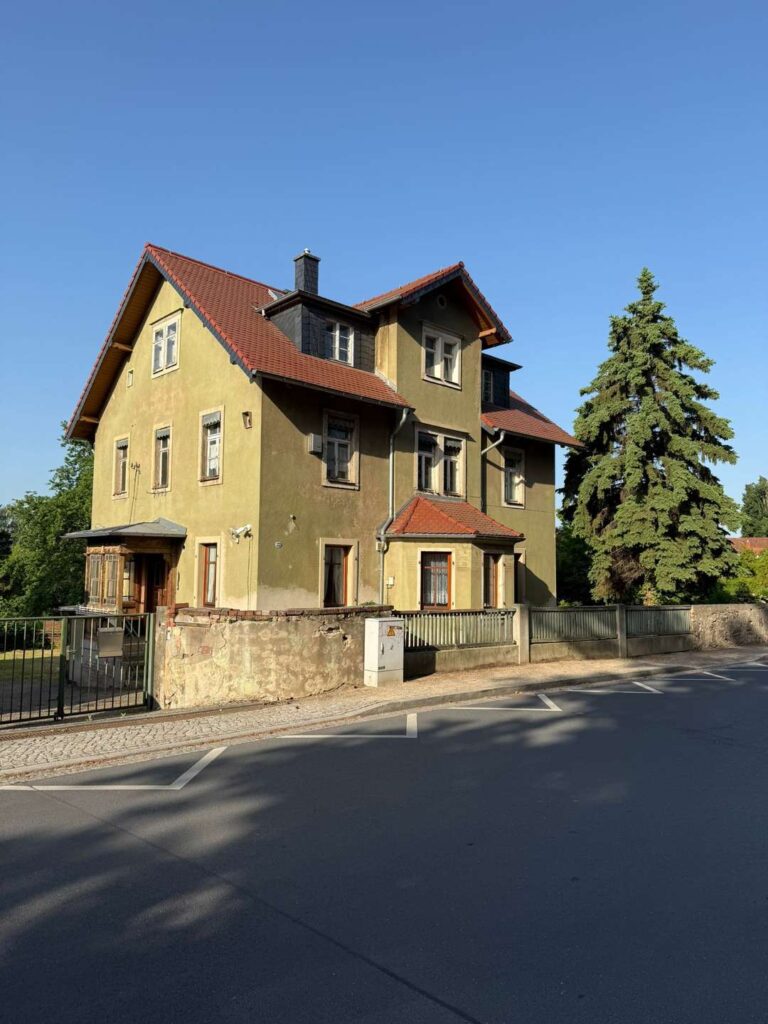 Straßenansicht-Eingang