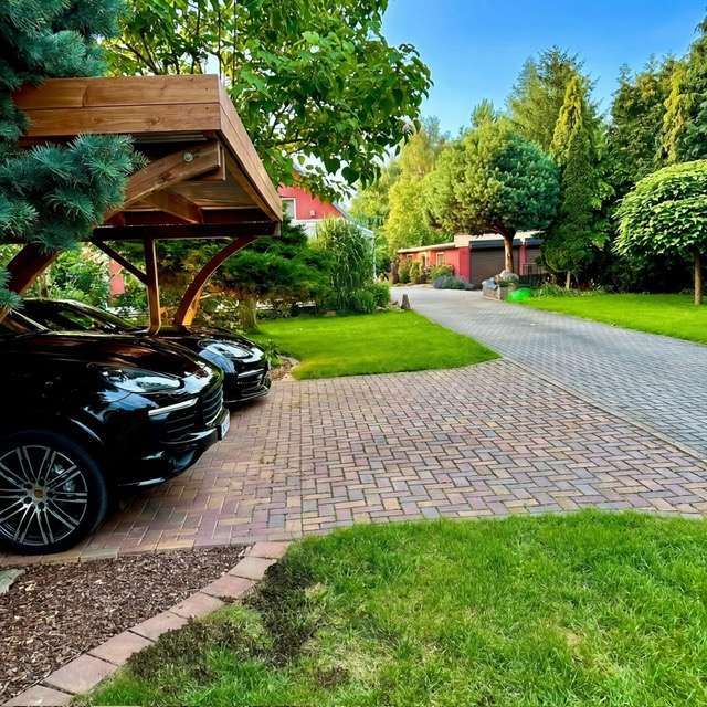 Einfahrt mit Carport