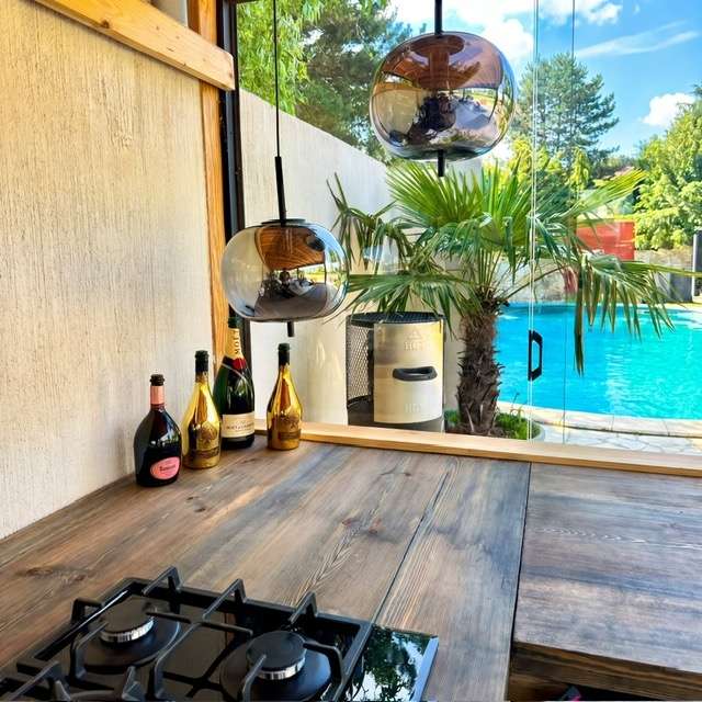 Terrasse mit Poolblick