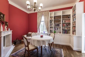 Bibliothek mit Kamin