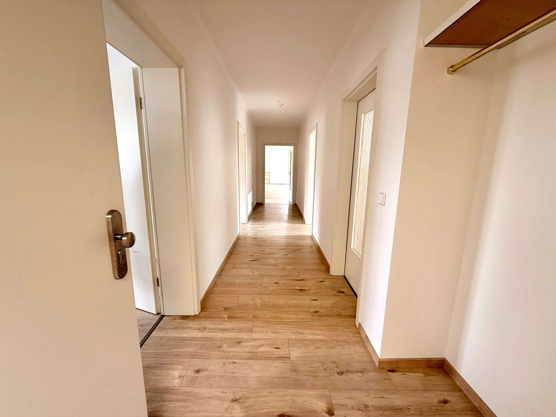 Flur mit Blick zum Wohnzimmer