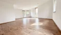 Wohnzimmer mit Blick zur Dachterrasse