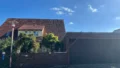 Außenansicht mit Garage