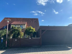 Außenansicht mit Garage