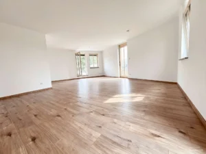 Wohnzimmer mit Blick zur Dachterrasse